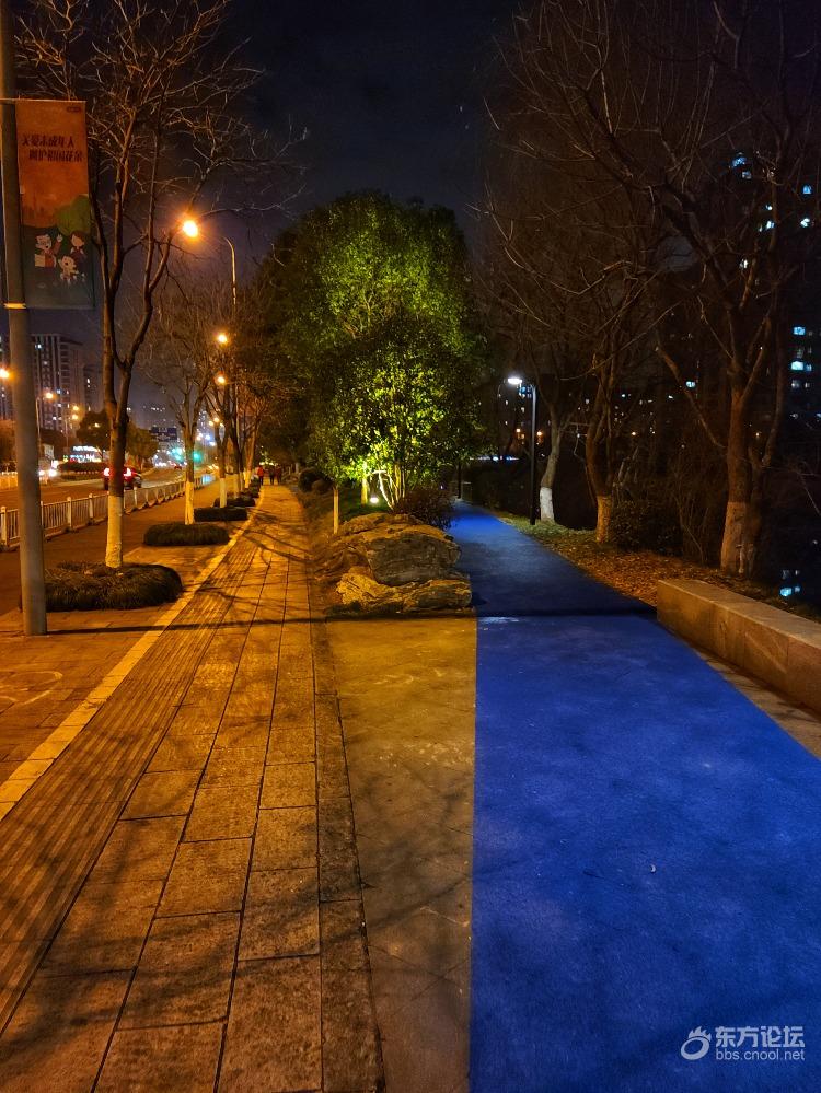 这公园跑道塑胶味太重,翻修后更差,这是怎么回事?