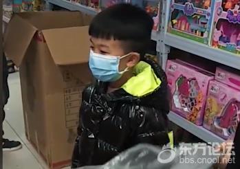 儿时梦想中的场面!孩子考双百家长奖励30秒狂购玩具