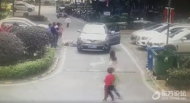 是司机视觉盲区、没注意周边情况还是女子不该在车前?