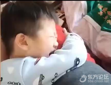 男孩以为爸爸被妈妈“打死”,当场崩溃痛哭