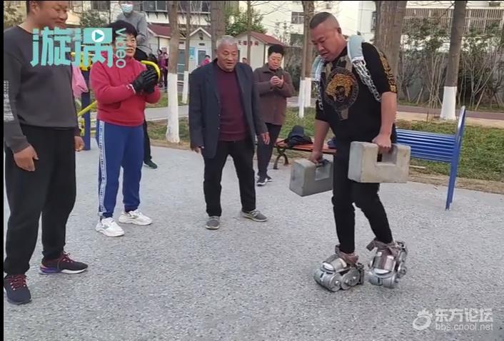 河南大叔穿铁衣铁鞋负重380斤走路锻炼,下个目标400斤