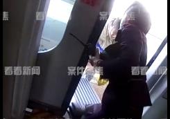 上海虹桥站一女子用行李挡门强上高铁,目前已被行拘