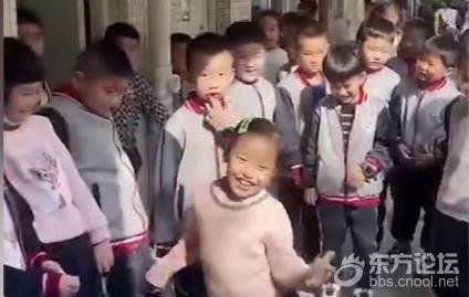 小学女生课间跳舞同桌惊成表情包 ,老师:同桌看蒙了