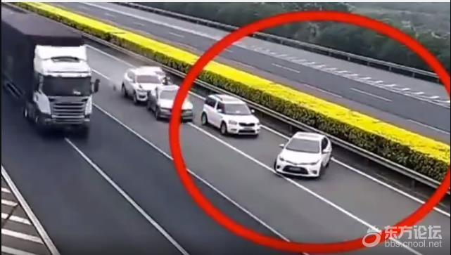 高速错过出口连跨4条车道,这司机什么水平?