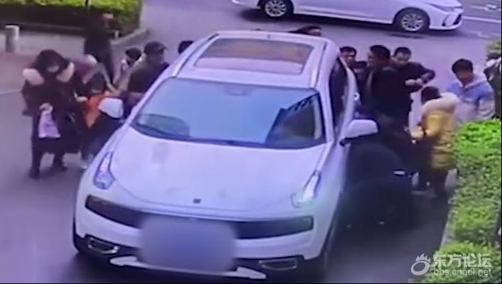 小孩突然冲出路口被卷入车底,数十路人合力一秒救人