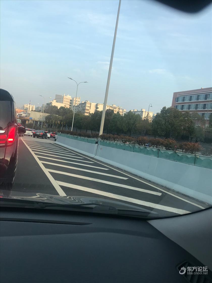 上下高架的时候,很多车子都开到导流线上,合法吗?
