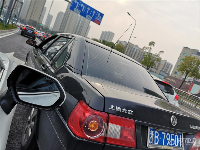 这车从直行车道加塞到我右边的左转车,差点就出事了
