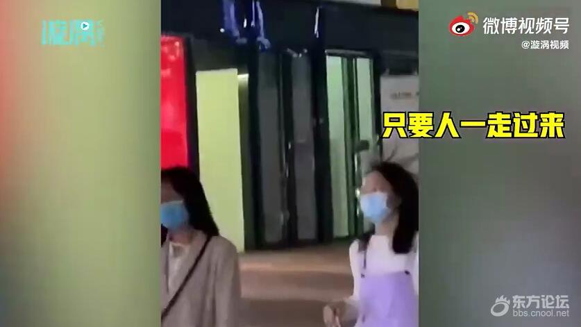 广西一商场路人经过头发直立