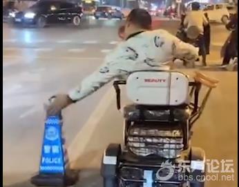 残疾男子开代步车推倒几十个锥桶,环卫大爷跟在后方扶