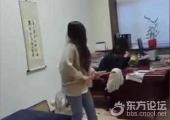 扶贫办领导被女下属举报性骚扰,在办公室内被下属用拖把击打