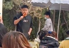 妈妈公园巧遇与儿子撞脸男孩:想上门拜个把子