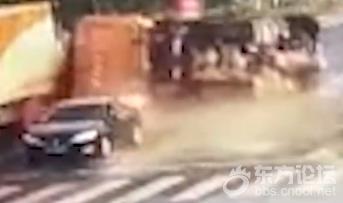 疑似闯红灯!渣土车侧翻掩埋SUV压死司机