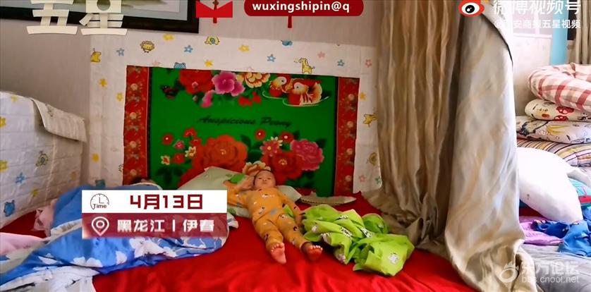 赖床萌娃听到国歌后起身敬礼