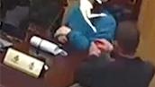 离婚庭审现场男子掏出婚戒求和