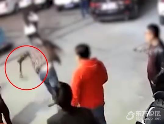 网曝男子调戏女子还持凶器追打其丈夫,警方:已刑拘
