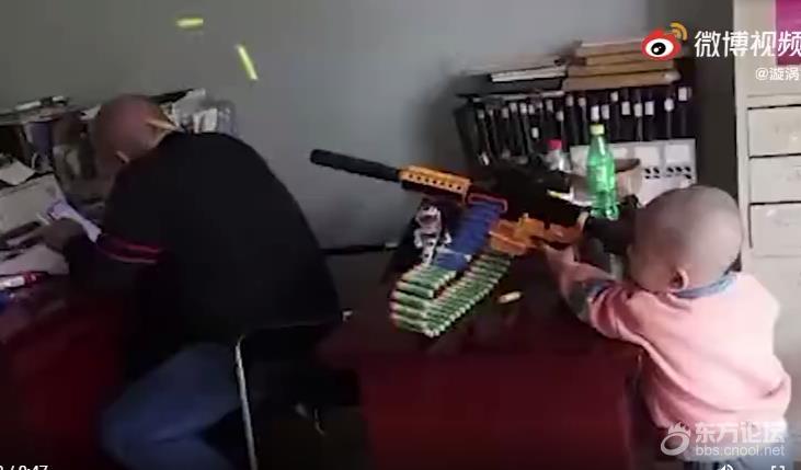 这就是亲爹!3岁男童用爸爸头当玩具枪靶练射击