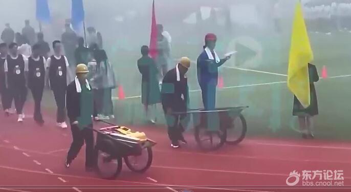 高校学生扮民工出场开幕式