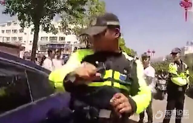 交警手肘破车窗救被困幼儿