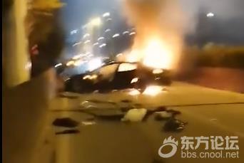 广州特斯拉失控起火烧成空架,现场火光冲天