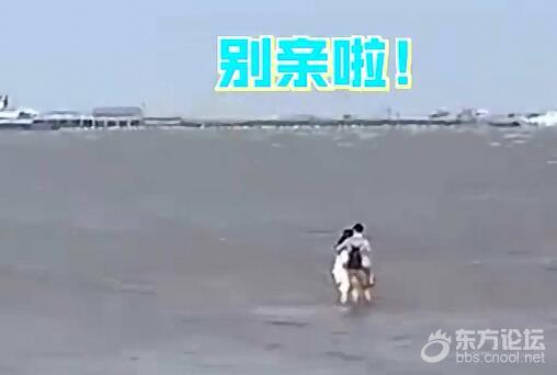 情侣游玩遇涨潮站水中亲热