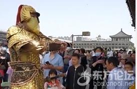西安景区设唐武士劝阻不文明行为:避免尴尬,加深游客印象
