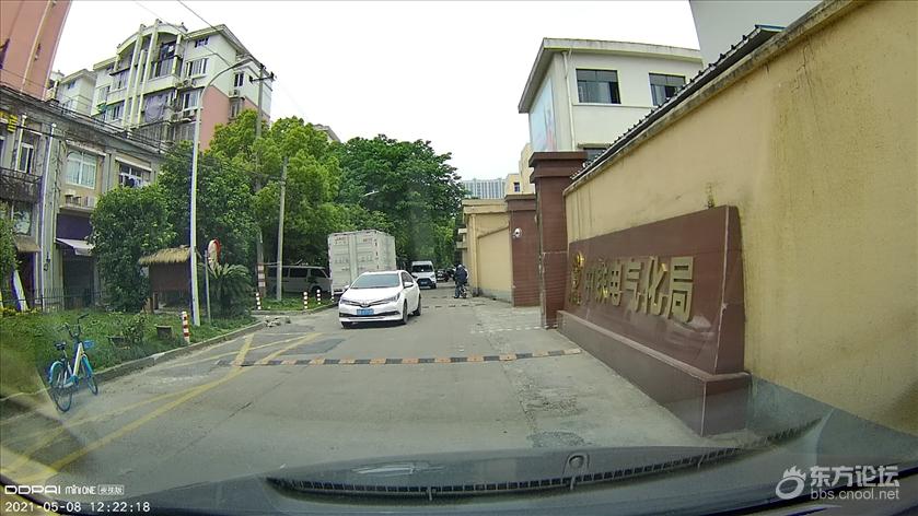 电气化局门口横向设置减速带,个人感觉非常不合理
