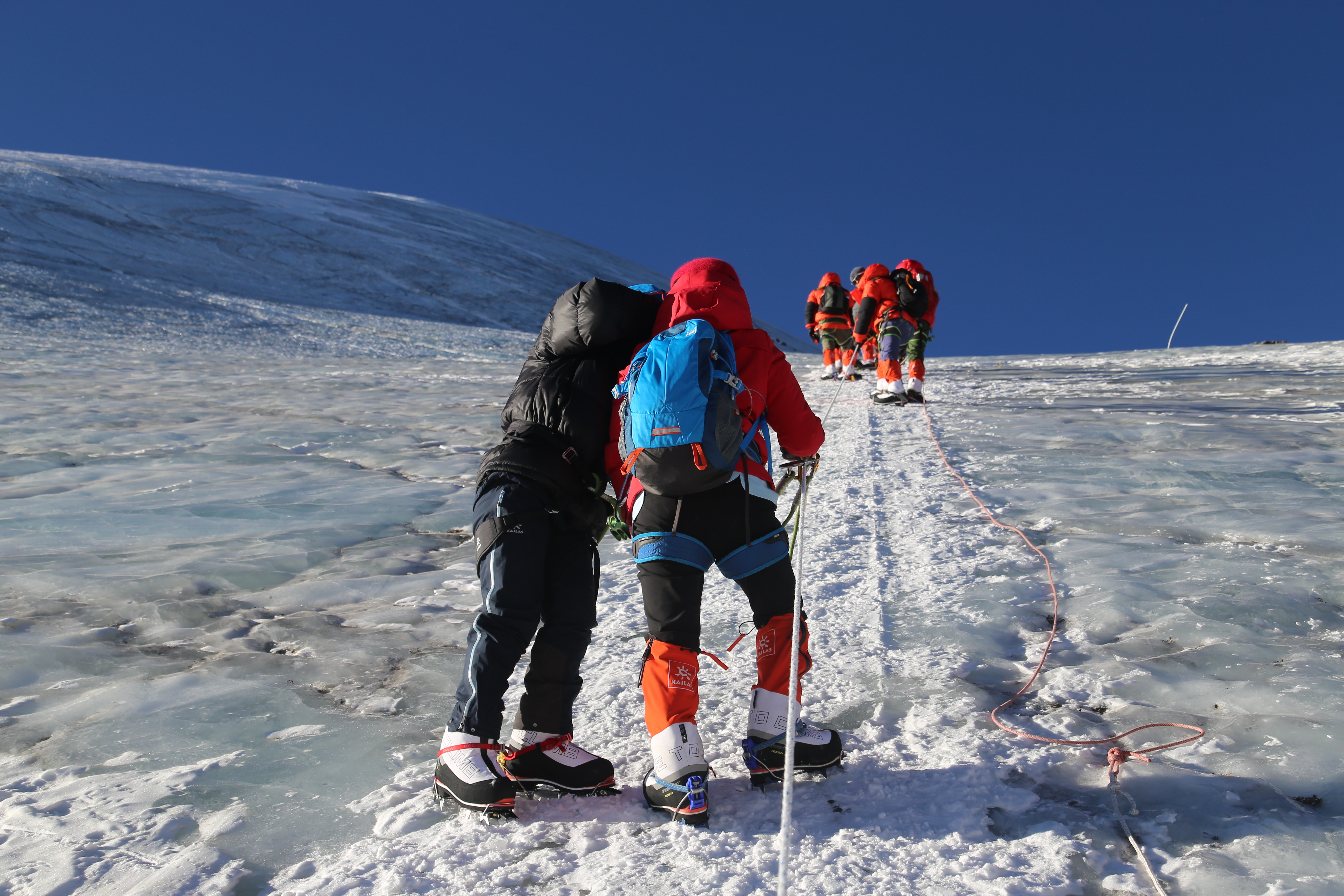 登顶人生第一座六千级雪山终极目标珠峰