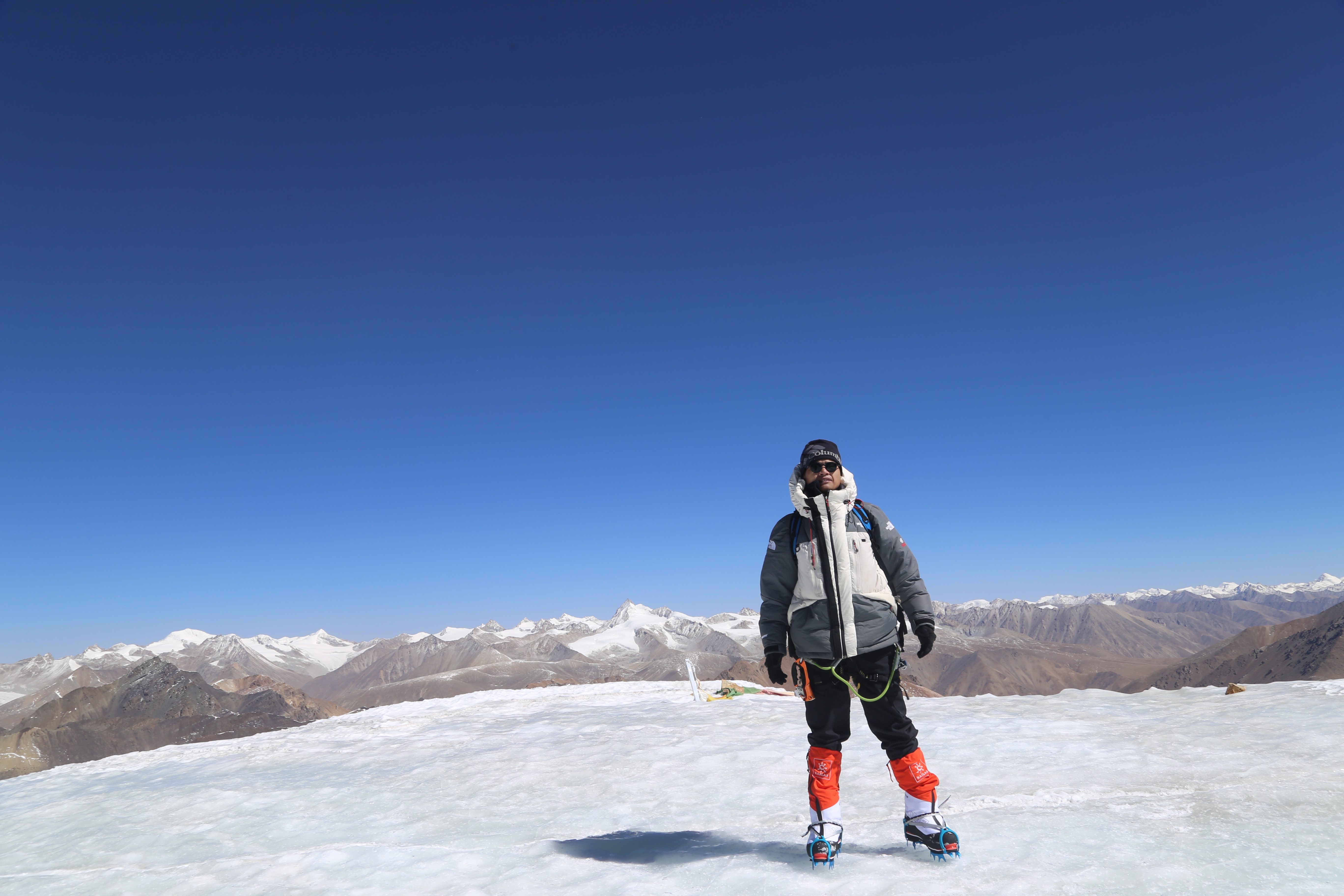 登顶人生第一座六千级雪山终极目标珠峰