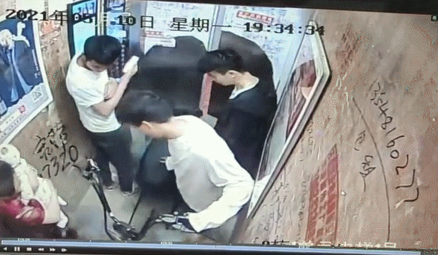 3秒内火焰吞噬整个电梯,多人被烧伤!千万别再这么做