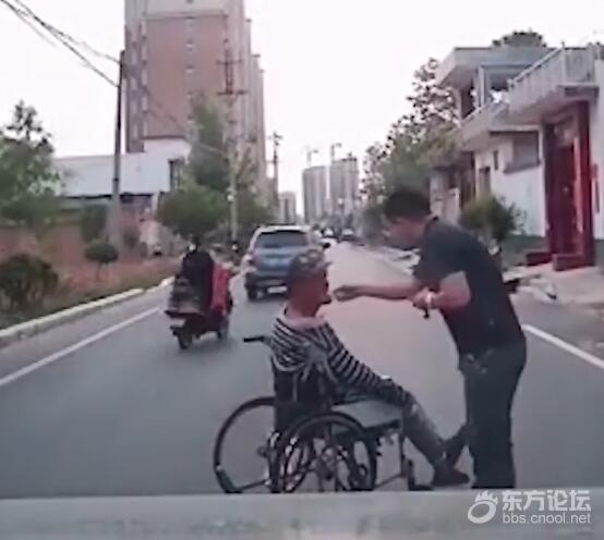 轮椅男子当街拦车要烟