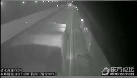货车高速上掉落一袋螺丝钉 后方32辆车轮胎被扎破