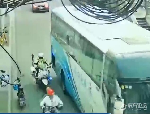 电动车违法载人闯红灯 还怼警察:“我不会停车的!”
