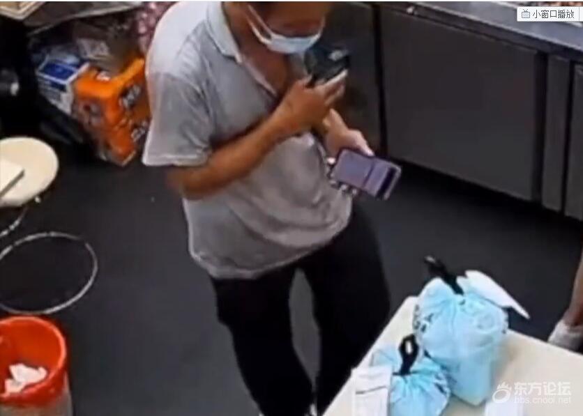 6旬大叔用放大镜看单号骑单车送餐