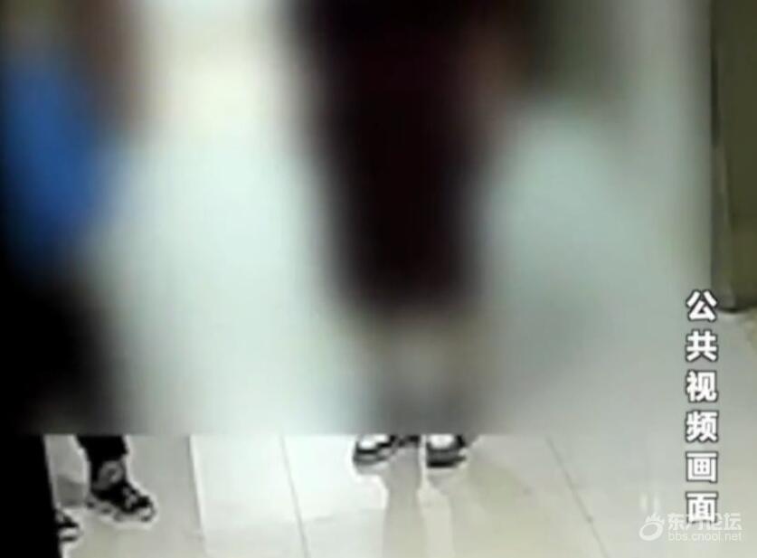 熊孩子电梯口撒尿 被家长提示有监控后竖起中指