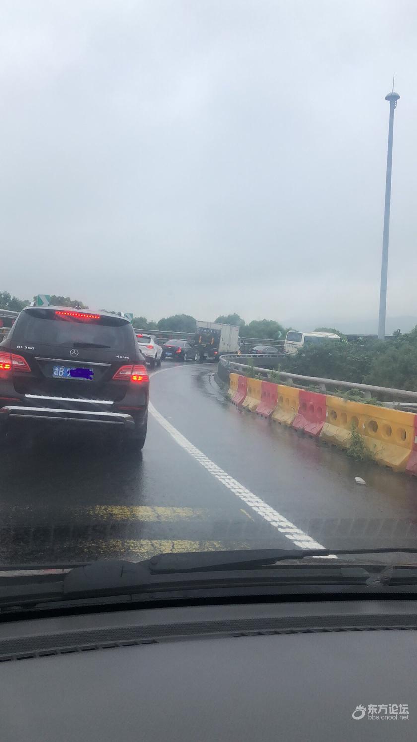 逆行了吧?这也可以?不知道这车咋开的