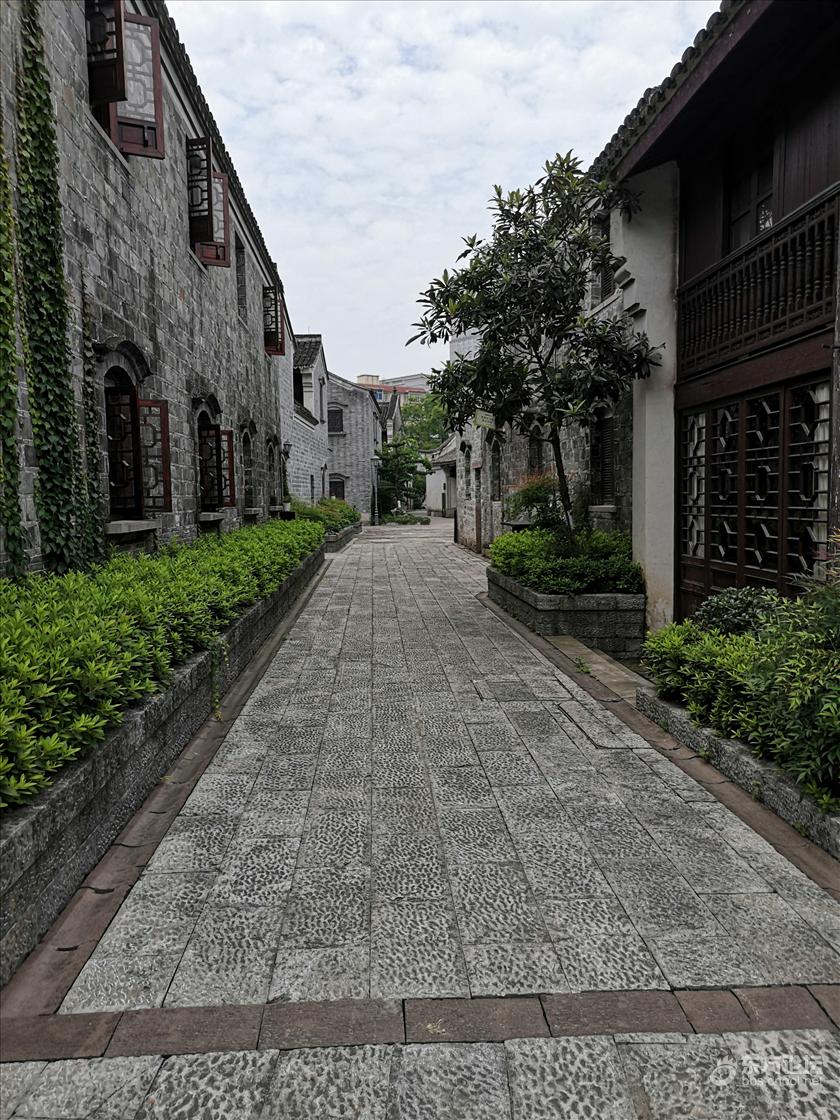 月湖旁边有个“小镇”,这里建筑很仿古,闹中取静