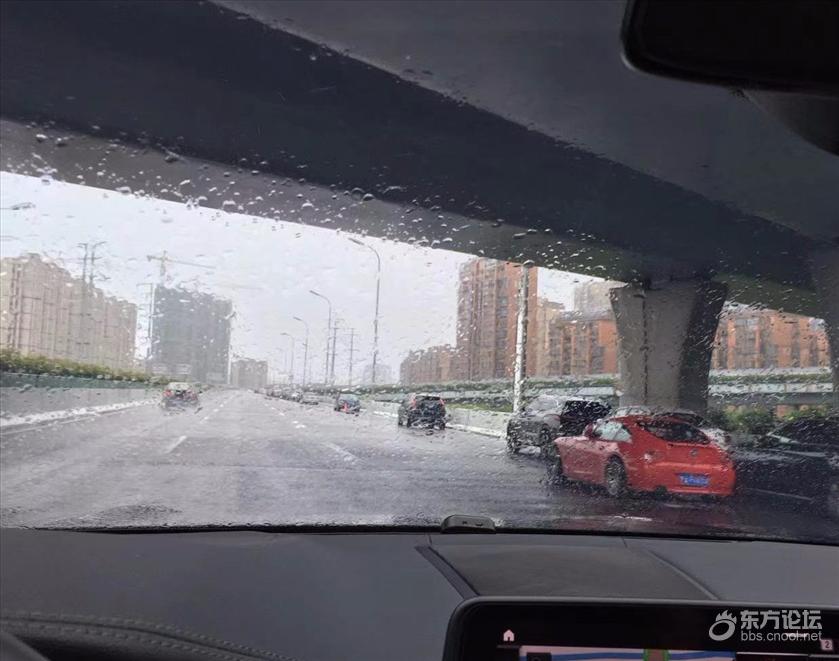 雨小了,各位老铁在高架桥上的车子转移阵地了没
