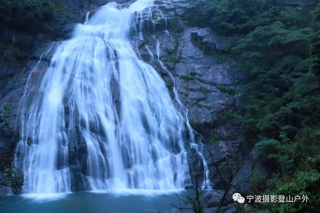 磐安百杖潭,林深谷径幽。龙溪十八渡,石上四重天!