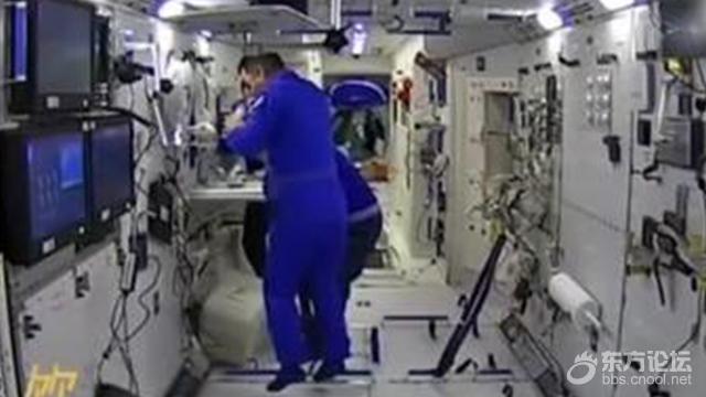 差点忘了太空里还有三个中国人