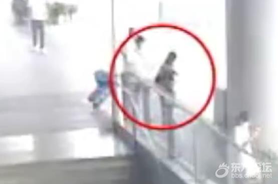 宁波站一男子脱上衣猥亵女孩被行拘:多次伸手乱摸