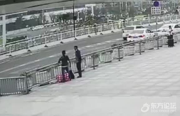 兄弟俩每人各醉酒一天连续错过两次高铁,哥哥当场把弟弟打进医院