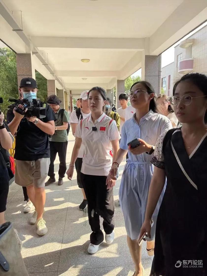 杨倩回宁波了!家乡人民又沸腾了~YYDS