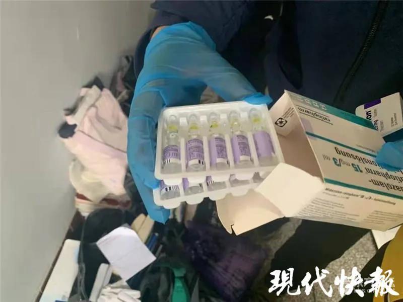 男子和舍友吃饭后经常“断片”,结果在床下发现了神秘小药丸...