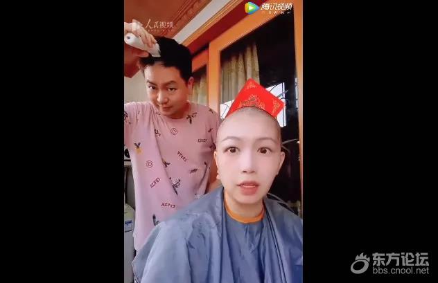 泪目!丈夫帮癌症妻子剃头后,把自己头发剃光……