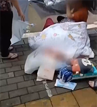 孕妇街头生产路人撑起临时产房