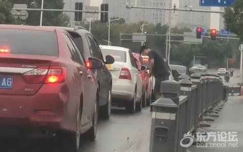 时间管理大师!绍兴男子边等红绿灯边给车胎打气