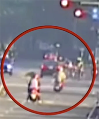 老师指挥学生过马路遭闯红灯轿车撞飞