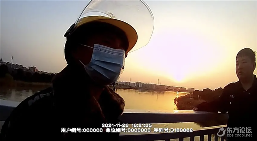危急!男子落入冰冷江水,他们挺身而出
