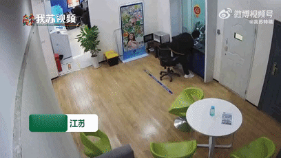 男子银行取钱伸出五个手指,柜员一看立马报警