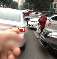 重庆再现人肉占车位，大妈占车位等人司机无奈离开